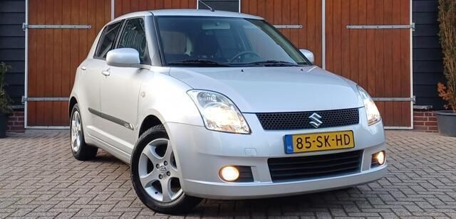 Grijs, metallic lak Gebruikt 2006 Suzuki Swift Exclusive Hatchback | € 3.450 (Iets duurder) - Afbeelding 1/4