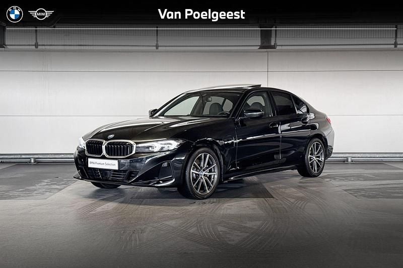 Zwart Gebruikt 2024 BMW 320e Shadowline Sedan | € 39.900 (Goede deal) - Afbeelding 1/4