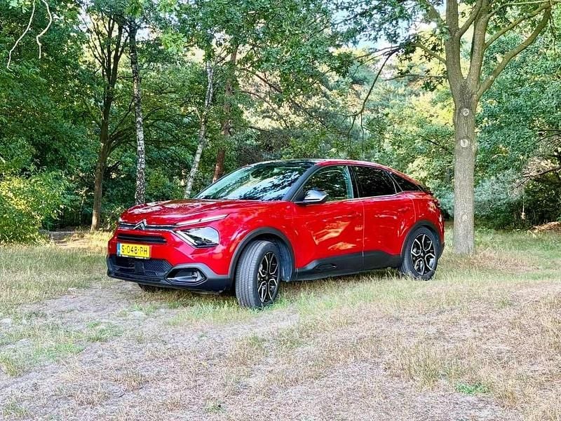 Rood Gebruikt 2023 Citroën e-C4 Shine Hatchback | € 19.950 (Eerlijke prijs) - Afbeelding 1/4