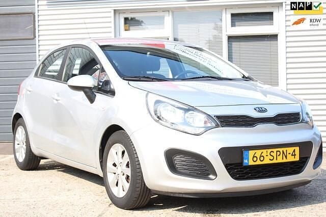 Grijs Gebruikt 2011 Kia Rio Comfort Hatchback | € 5.250 (Goede deal) - Afbeelding 1/4