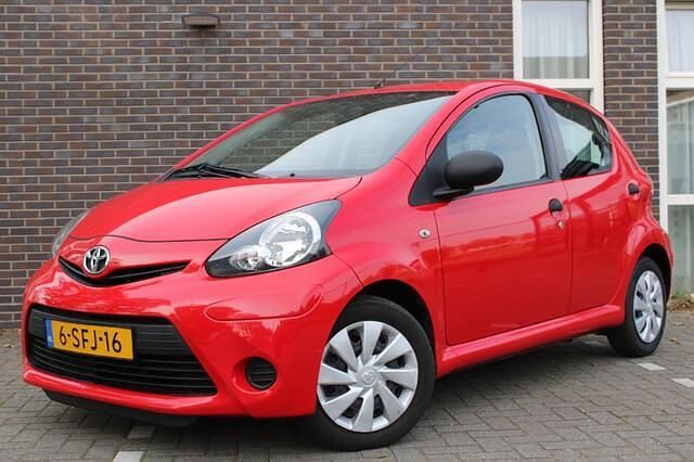 Occasion Toyota Aygo 68 PK (50 kW) 2013 Rood Hatchback