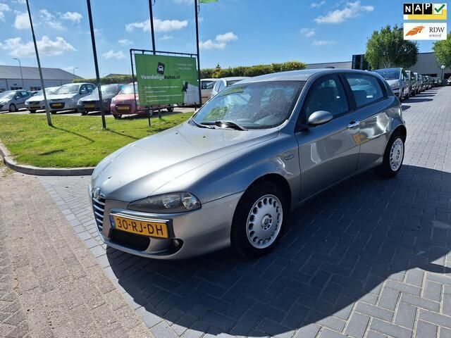 Grijs Gebruikt 2005 Alfa Romeo 147 Distinctive Hatchback | € 1.399 (Eerlijke prijs) - Afbeelding 1/4