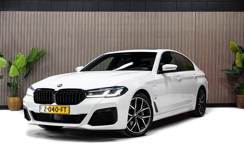 Wit Gebruikt 2020 BMW 545e Efficient Dynamics Sedan | € 43.950 - Afbeelding 1/4