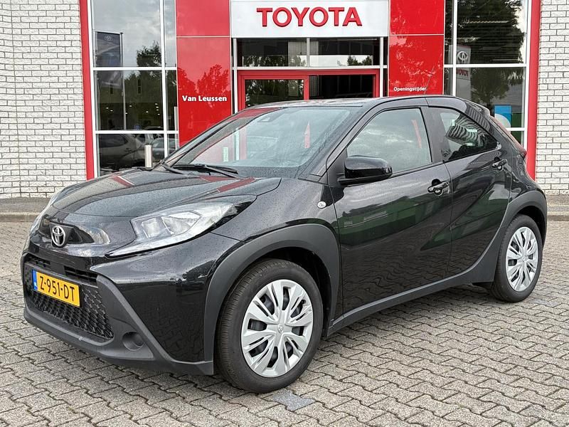 Zwart Gebruikt 2024 Toyota Aygo X-play Hatchback | € 17.340 (Eerlijke prijs) - Afbeelding 1/4