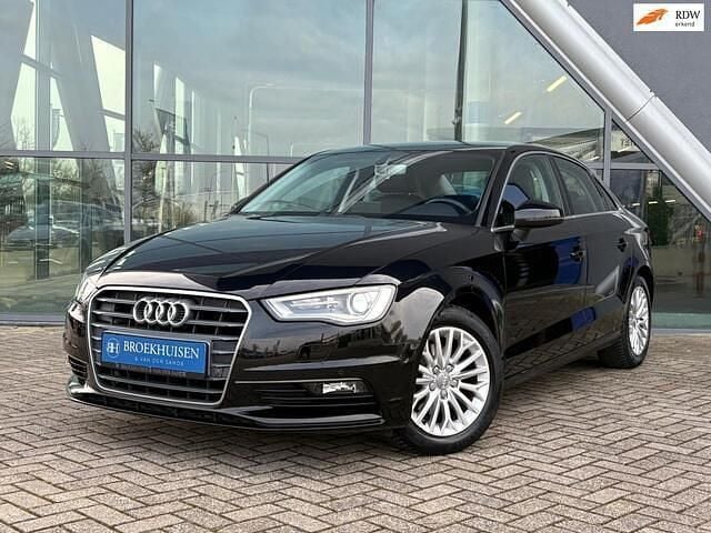 Zwart Occasion 2015 Audi A3 Ambiente Sedan | € 14.950 (Goede deal) - Afbeelding 1/4