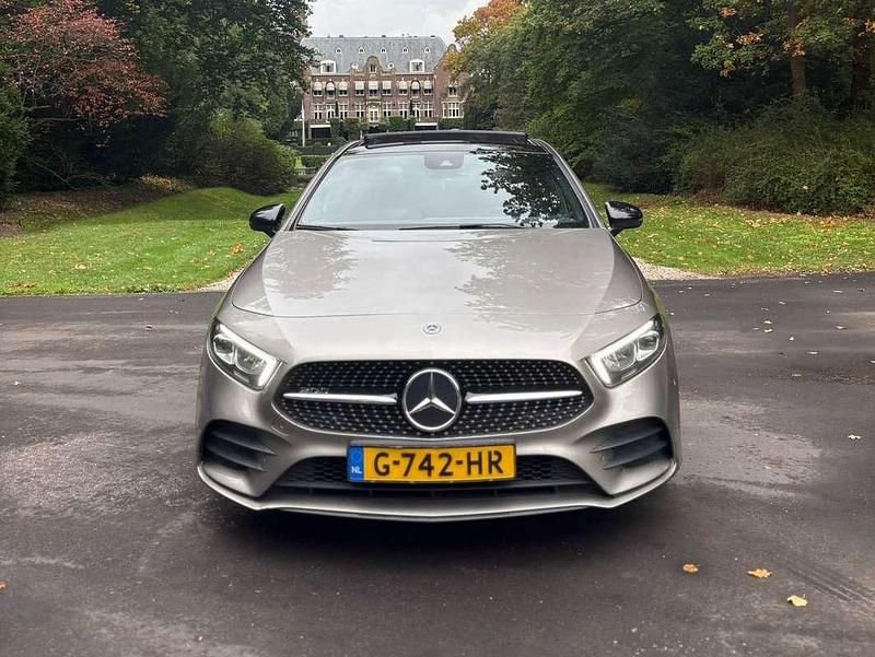 Grijs Gebruikt 2019 Mercedes A200 AMG line Sedan | € 22.500 (Goede deal) - Afbeelding 1/4