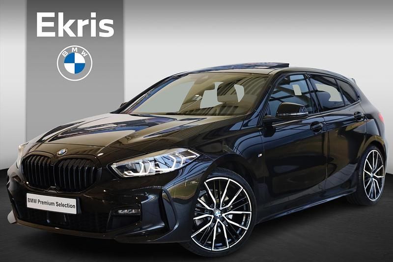 Zwart Gebruikt 2024 BMW 118 Shadowline Hatchback | € 32.900 (Eerlijke prijs) - Afbeelding 1/4