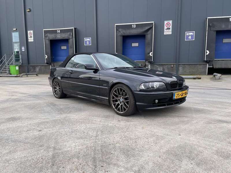 Zwart Gebruikt 2001 BMW 325 Cabriolet Cabriolet | € 6.600 (Eerlijke prijs) - Afbeelding 1/4