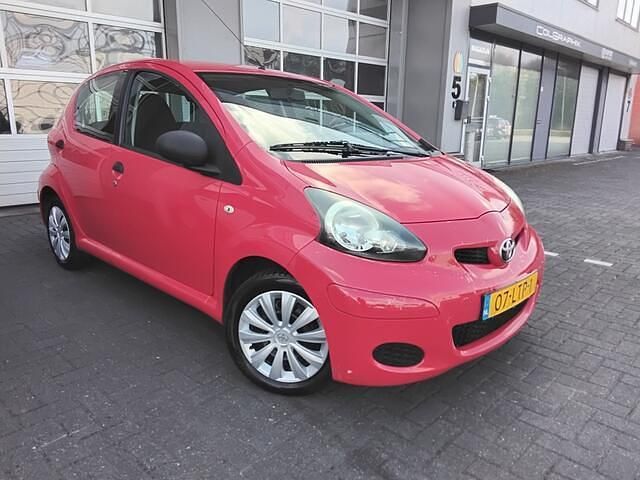 Rood Gebruikt 2010 Toyota Aygo Hatchback | € 1.850 (Goede deal) - Afbeelding 1/4