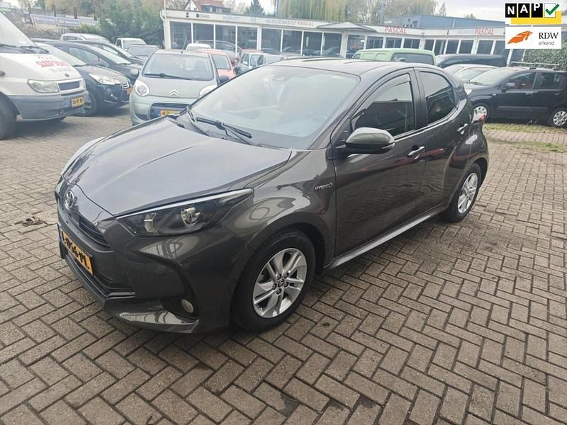 Grijs Gebruikt 2021 Toyota Yaris Hybrid Active Hatchback | € 16.500 (Super prijs) - Afbeelding 1/4