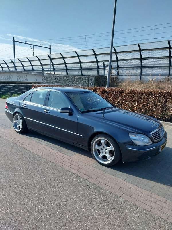 Zwart Gebruikt 1999 Mercedes S320 Sedan | € 2.500 (Eerlijke prijs) - Afbeelding 1/4