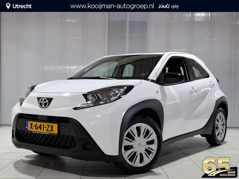 Wit Gebruikt 2024 Toyota Aygo X Play SUV | € 21.900 - Afbeelding 1/4