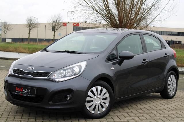 Grijs Gebruikt 2013 Kia Rio Comfort Hatchback | € 6.999 (Eerlijke prijs) - Afbeelding 1/4