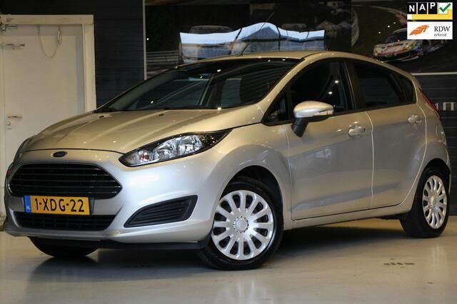 Grijs, metallic lak Gebruikt 2014 Ford Fiesta Trend Hatchback | € 7.485 (Eerlijke prijs) - Afbeelding 1/4