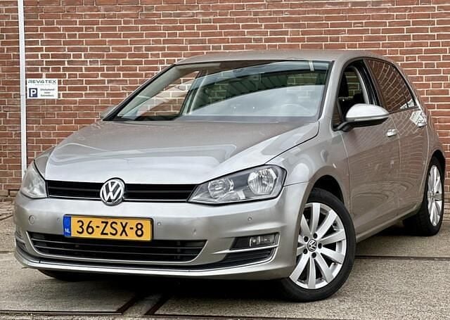 Grijs, metallic lak Gebruikt 2013 VW Golf VII Highline Hatchback | € 6.950 (Super prijs) - Afbeelding 1/4