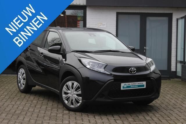 , metallic lak Gebruikt 2024 Toyota Aygo Play Hatchback | € 20.960 (Eerlijke prijs) - Afbeelding 1/4