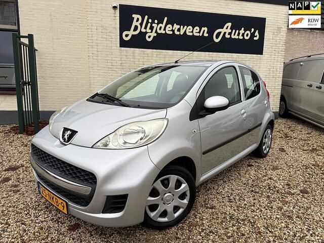 Grijs (metallic) Gebruikt 2010 Peugeot 107 Hatchback | € 1.850 (Iets duurder) - Afbeelding 1/4