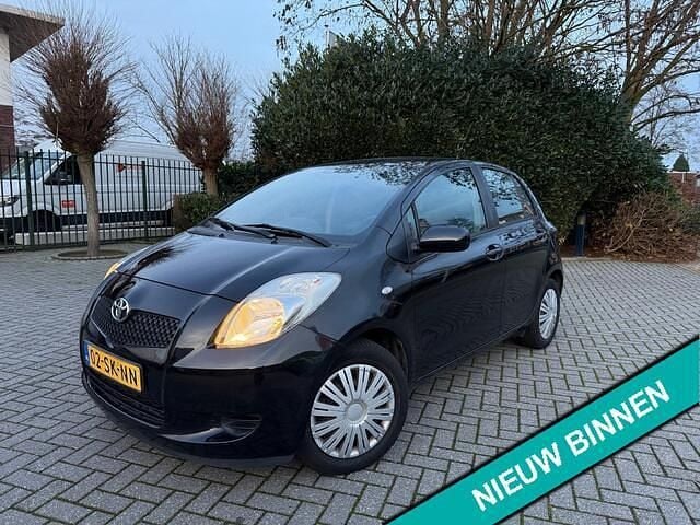 Zwart (metallic) Occasion 2006 Toyota Yaris Sol Hatchback | € 2.295 (Goede deal) - Afbeelding 1/4