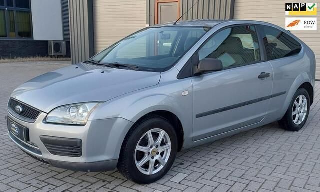 Grijs Gebruikt 2005 Ford Focus Ambiente Hatchback | € 1.700 (Eerlijke prijs) - Afbeelding 1/4