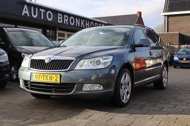 Grijs Gebruikt 2012 Skoda Octavia Business Line Stationwagen | € 2.499 (Goede deal) - Afbeelding 1/4