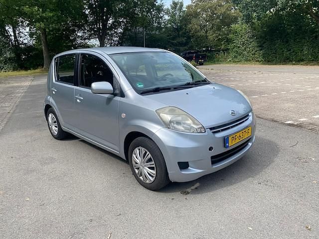 Occasion Daihatsu Sirion 69 PK (50 kW) 2007 Grijs Hatchback