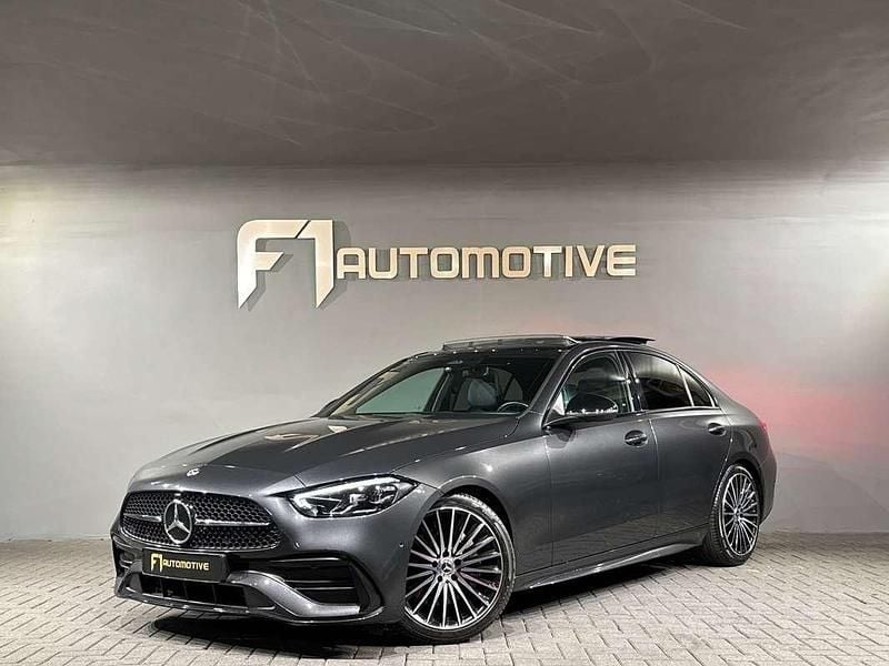 Grijs Gebruikt 2022 Mercedes C180 AMG Sedan | € 43.800 (Eerlijke prijs) - Afbeelding 1/3