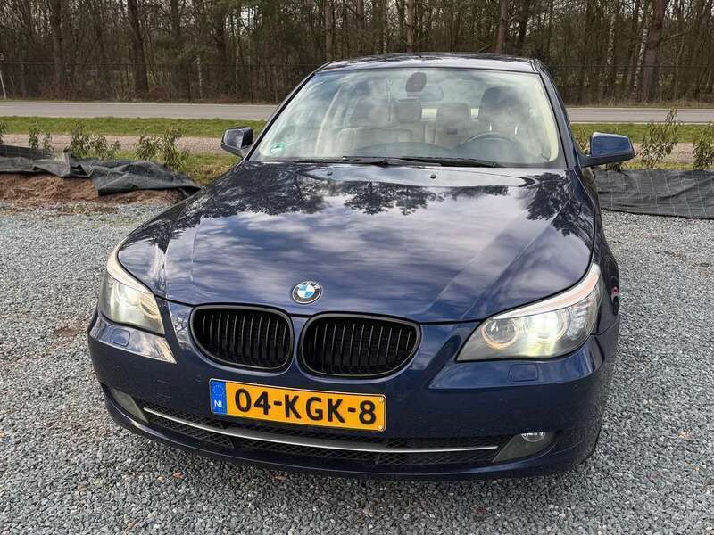 Blauw Gebruikt 2009 BMW 523 Sedan | € 6.750 (Eerlijke prijs) - Afbeelding 1/4