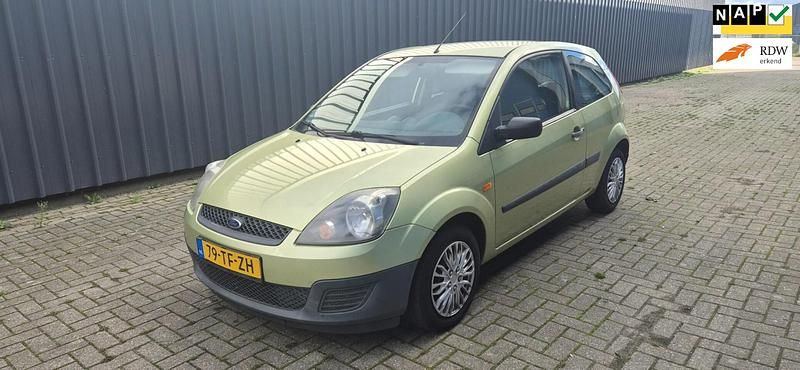Groen (metallic) Gebruikt 2006 Ford Fiesta Hatchback | € 1.245 - Afbeelding 1/4