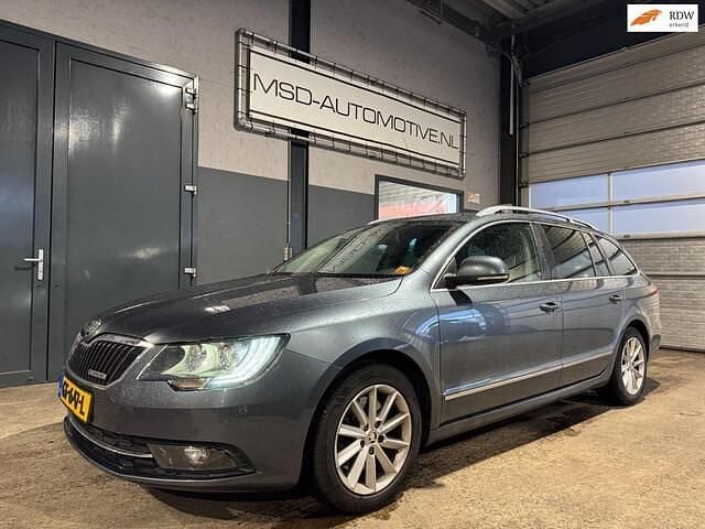 Grijs (metallic) Gebruikt 2015 Skoda Superb Stationwagen | € 5.949 (Goede deal) - Afbeelding 1/4