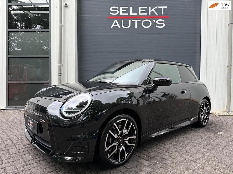 Zwart Gebruikt 2024 Mini John Cooper Works Hatchback | € 32.950 - Afbeelding 1/4