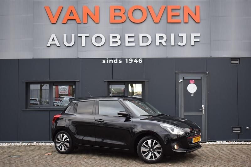 Zwart (metallic) Occasion 2018 Suzuki Swift Hatchback | € 13.450 (Eerlijke prijs) - Afbeelding 1/4
