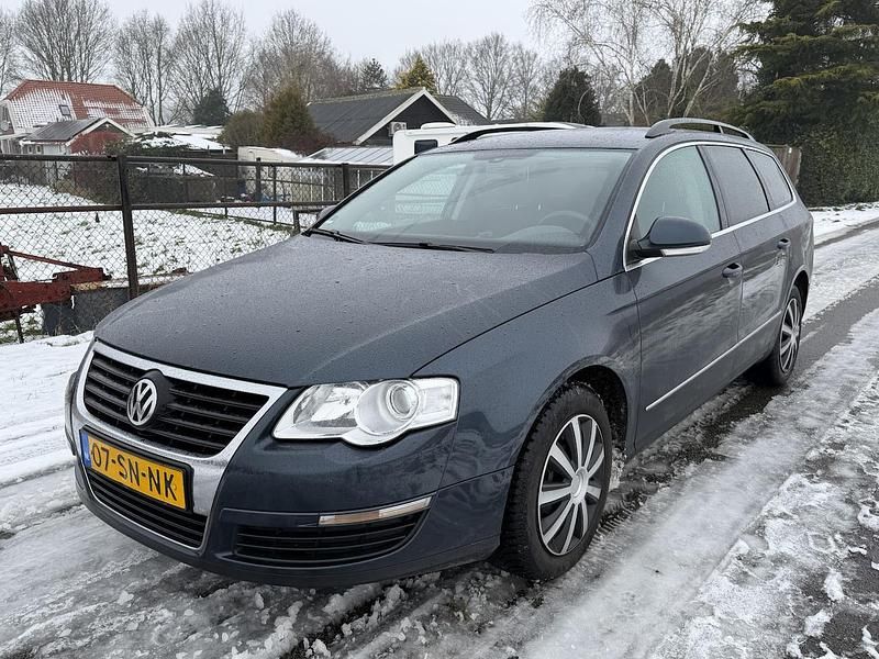 Grijs (metallic) Occasion 2006 VW Passat Comfortline Stationwagen | € 1.850 (Eerlijke prijs) - Afbeelding 1/4