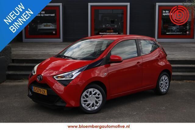 Rood Gebruikt 2019 Toyota Aygo X-play Hatchback | € 10.999 (Eerlijke prijs) - Afbeelding 1/4
