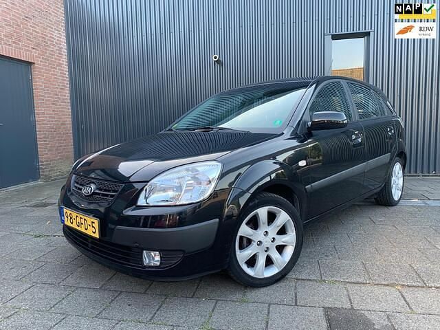 Zwart Gebruikt 2008 Kia Rio Hatchback | € 2.495 (Eerlijke prijs) - Afbeelding 1/4
