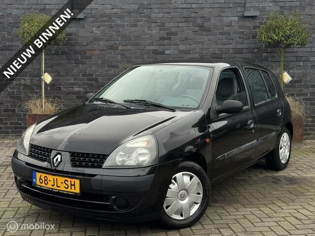 Zwart Gebruikt 2002 Renault Clio II Authentique Hatchback | € 995 (Eerlijke prijs) - Afbeelding 1/4