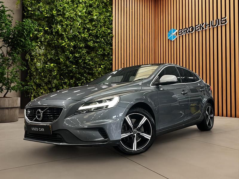 Grijs Occasion 2020 Volvo V40 Hatchback | € 19.895 (Eerlijke prijs) - Afbeelding 1/4