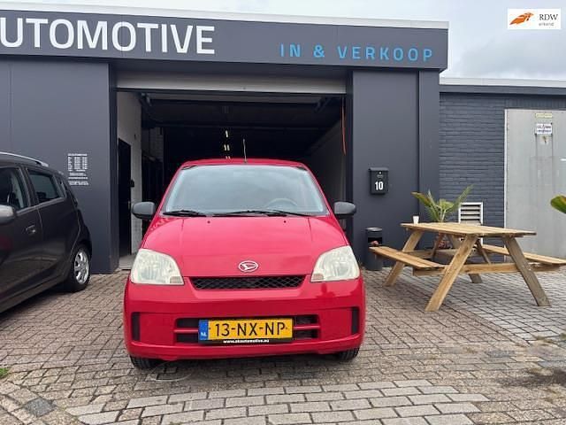 Rood Gebruikt 2004 Daihatsu Cuore Hatchback | € 999 (Goede deal) - Afbeelding 1/4