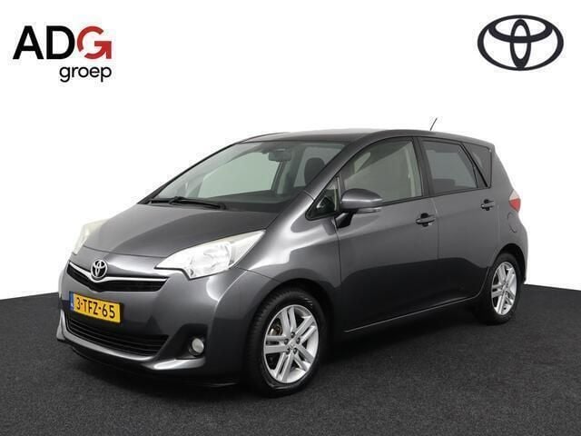 Grijs Gebruikt 2014 Toyota Verso-S MPV | € 12.950 (Iets duurder) - Afbeelding 1/4