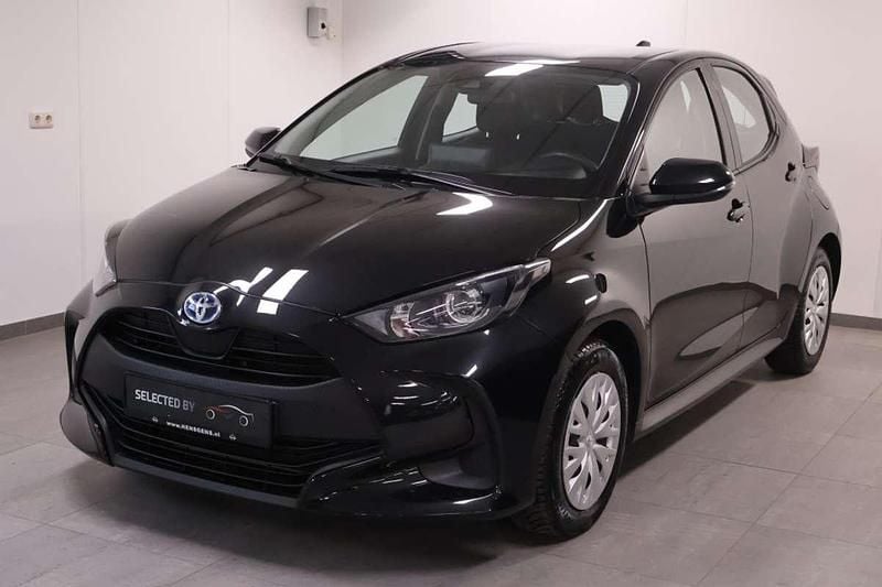 Zwart Occasion 2023 Toyota Yaris Hybrid Active Hatchback | € 18.949 (Super prijs) - Afbeelding 1/4