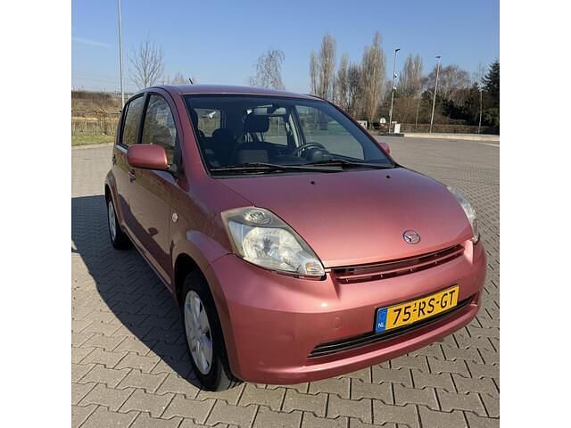 Occasion Daihatsu Sirion 87 PK (63 kW) 2005 Rood Hatchback