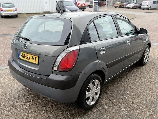 Occasion Kia Rio 97 PK (71 kW) 2006 Grijs Hatchback