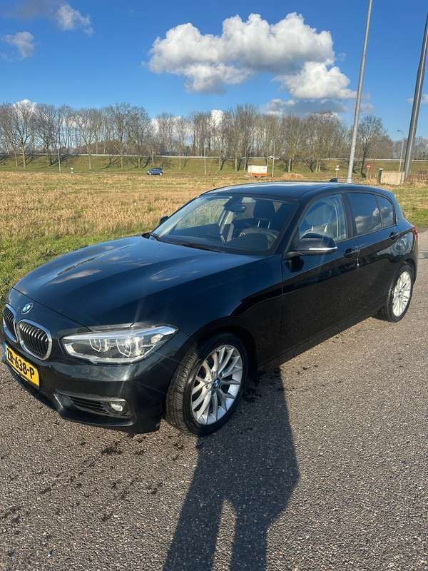 Zwart Gebruikt 2018 BMW 118 Hatchback | € 14.999 (Goede deal) - Afbeelding 1/4