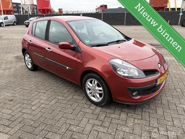 Rood Gebruikt 2006 Renault Clio II Dynamique Hatchback | € 1.750 (Eerlijke prijs) - Afbeelding 1/4