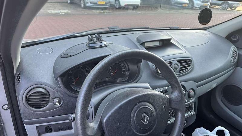 Grijs Occasion 2006 Renault Clio II Exception Hatchback | € 1.500 (Goede deal) - Afbeelding 1/4