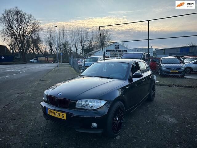 Zwart Gebruikt 2006 BMW 116 Hatchback | € 3.999 (Eerlijke prijs) - Afbeelding 1/4