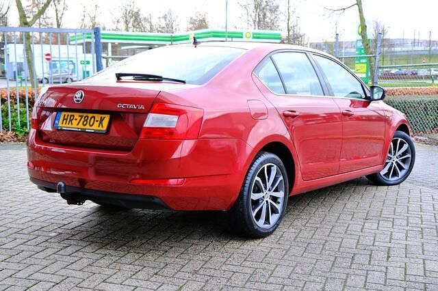 Occasion Skoda Octavia Business Line 150 PK (110 kW) 2016 Rood Hatchback