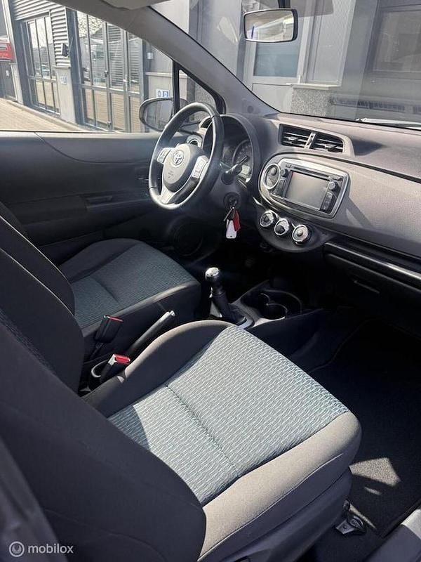 Occasion Toyota Yaris 69 PK (50 kW) 2013 Grijs Hatchback