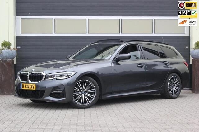 Grijs Gebruikt 2020 BMW 318 Executive Stationwagen | € 29.900 (Duur) - Afbeelding 1/4