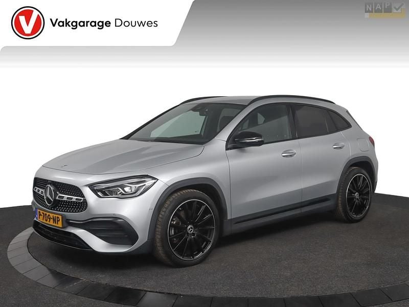 Grijs Gebruikt 2022 Mercedes GLA180 AMG line SUV | € 37.450 (Eerlijke prijs) - Afbeelding 1/4