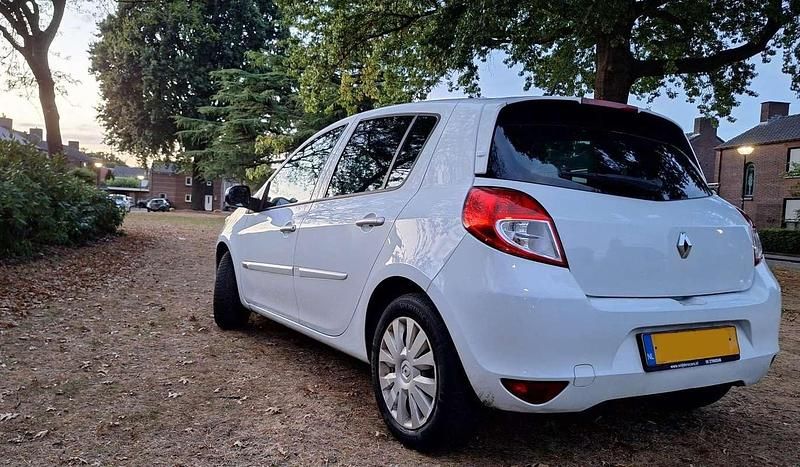 Wit Gebruikt 2011 Renault Clio II Hatchback | € 2.399 (Eerlijke prijs) - Afbeelding 1/4